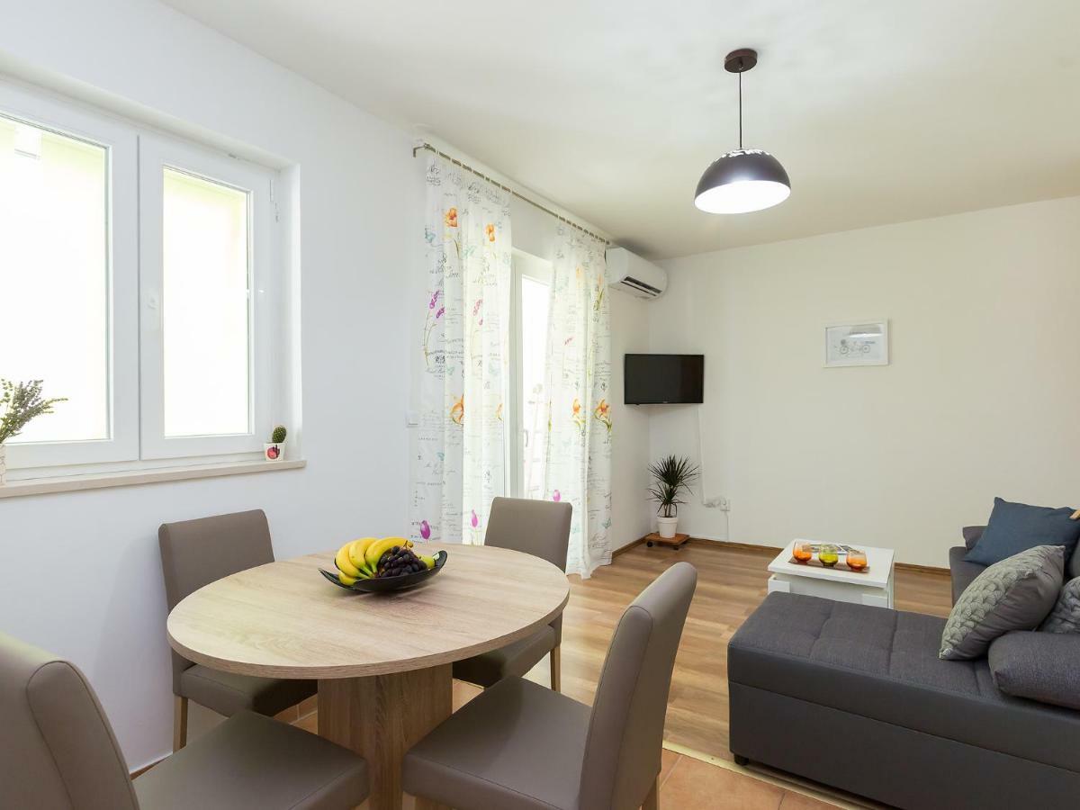 Apartment Lory'S Place Pula Bagian luar foto